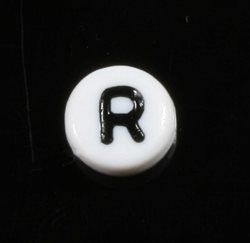 Bogstavperle. Akryl. 7 x 3.5 mm. Bogstavet -R- 10 stk.